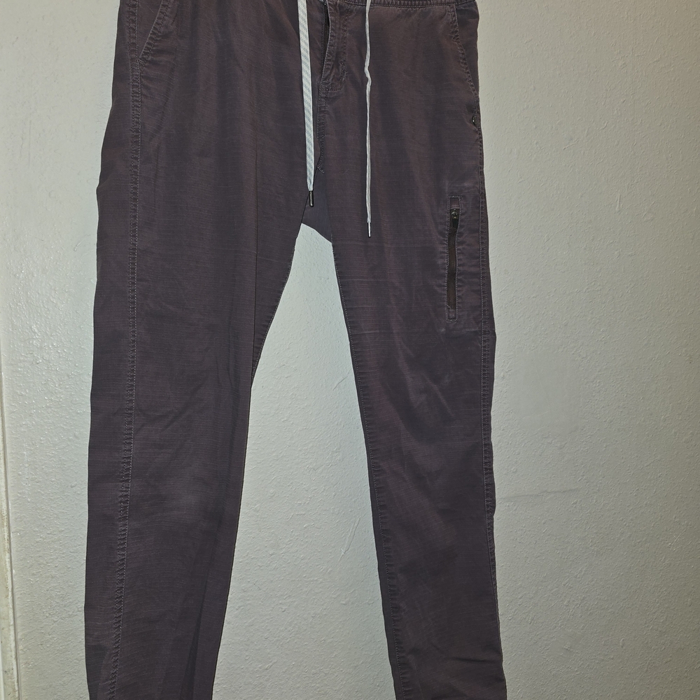 Vuori Womens Jogger Pants in Dark Plum